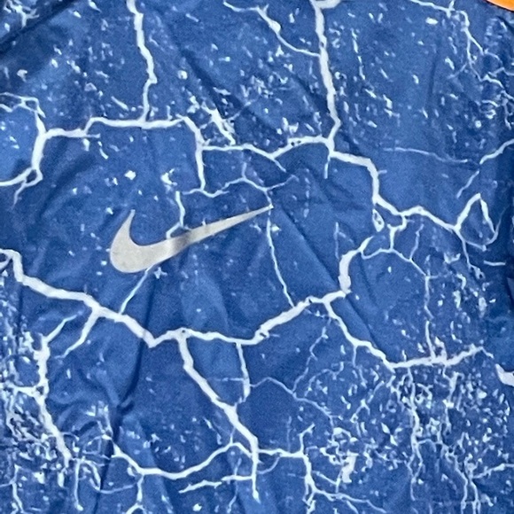 NIKE Women’s Light Weight Hooded Full Zip Jacket - Picture 4 of 9